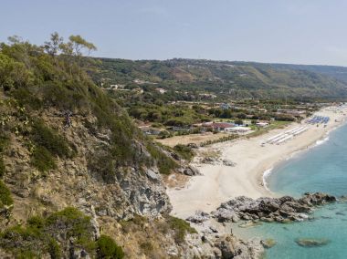 Cennet Sub, denize bakan promontory ile plaj. Zambrone, Calabria, İtalya. Dalış dinlenme ve yaz tatil. İtalyan kıyıları, plajları ve kayalar. Havadan görünümü