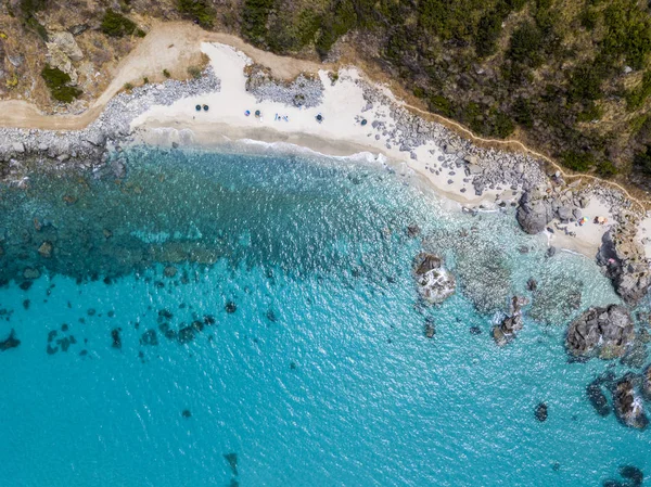 Cennet Sub, denize bakan promontory ile plaj. Zambrone, Calabria, İtalya. Dalış dinlenme ve yaz tatil. İtalyan kıyıları, plajları ve kayalar. Havadan görünümü