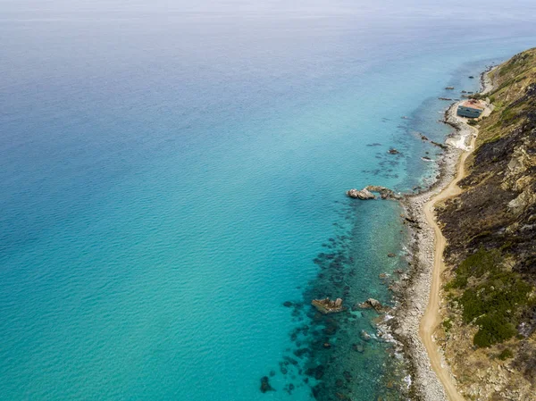 Paradicsom, a sub, strand hegyfokot, ahonnan kilátás nyílik a tengerre. Zambrone, Calabria, Olaszország. Búvárkodás kikapcsolódás és nyári vakáció. Olasz partok, a strandok és a sziklák. Légifelvételek — Stock Fotó