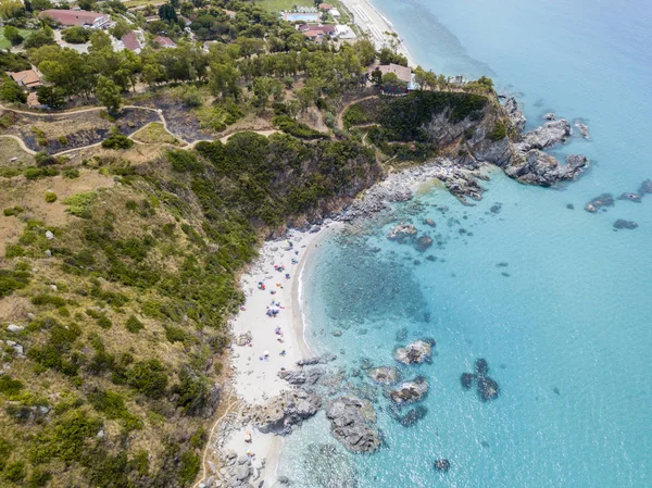 Cennet Sub, denize bakan promontory ile plaj. Zambrone, Calabria, İtalya. Dalış dinlenme ve yaz tatil. İtalyan kıyıları, plajları ve kayalar. Havadan görünümü