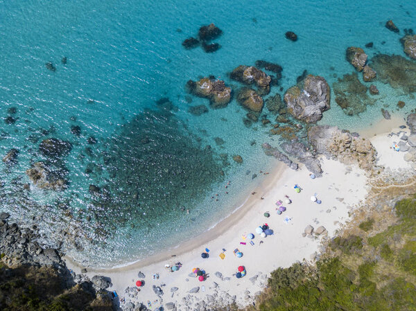 Paradise of the sub, beach with montory overlooking the sea. Замброне, Калабрия, Италия. Дайвинг релаксации и летних каникул. Итальянские побережья, пляжи и скалы. Вид с воздуха
