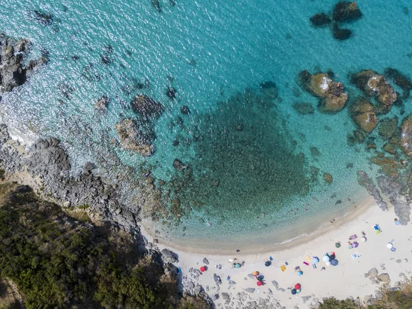 Cennet Sub, denize bakan promontory ile plaj. Zambrone, Calabria, İtalya. Dalış dinlenme ve yaz tatil. İtalyan kıyıları, plajları ve kayalar. Havadan görünümü