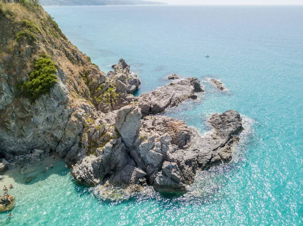Cennet Sub, denize bakan promontory ile plaj. Zambrone, Calabria, İtalya. Dalış dinlenme ve yaz tatil. İtalyan kıyıları, plajları ve kayalar. Havadan görünümü
