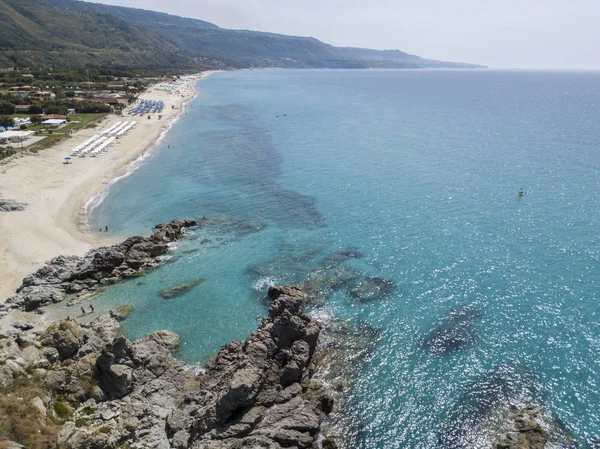Ráj ponorky, pláž s výběžku s výhledem na moře. Zambrone, Kalábrie, Itálie. Potápěčské odpočinek a letní dovolenou. Italské pobřeží, pláže a skály. Letecký pohled — Stock fotografie