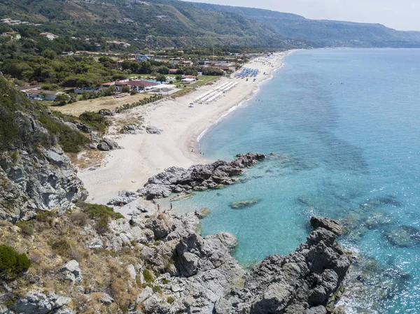 Cennet Sub, denize bakan promontory ile plaj. Zambrone, Calabria, İtalya. Dalış dinlenme ve yaz tatil. İtalyan kıyıları, plajları ve kayalar. Havadan görünümü