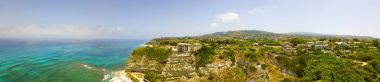 Ricadi Beach, kule Marino, Vatikan, promontory havadan görünümü, uçurumlar ve kum bakış. Yaz tatillerini Calabria, İtalya
