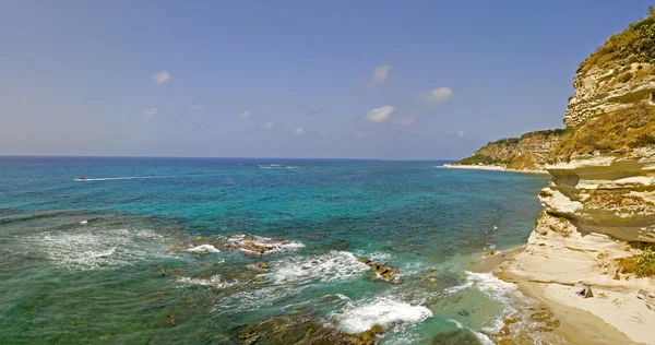 Panoramica Spiaggia Ricadi, Torre Marino, Città del Vaticano, vista aerea promontorio, scogliere e sabbia. Vacanze estive in Calabria, Italia — Foto Stock