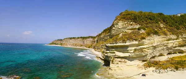 Panoramica Spiaggia Ricadi, Torre Marino, Città del Vaticano, vista aerea promontorio, scogliere e sabbia. Vacanze estive in Calabria, Italia — Foto Stock