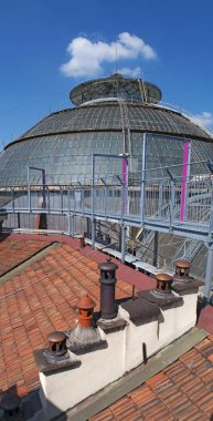 Milan, İtalya: Galleria Vittorio Emanuele II, dünyanın en eski alışveriş merkezlerinden, Highline Galleria, yol üzerine 2015 yılından bu yana açılan yapısı çatılar üzerinden bir kubbe