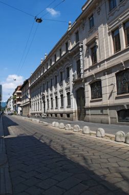 İtalya: Corriere della Sera, en önemli İtalyan günlük gazete, Milano'da Luca Beltrami tarafından tasarlanmış sarayın dış tarihi işaretiyle 1876 yılında kurulan görünümünü 