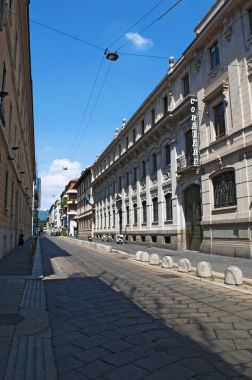 İtalya: Corriere della Sera, en önemli İtalyan günlük gazete, Milano'da Luca Beltrami tarafından tasarlanmış sarayın dış tarihi işaretiyle 1876 yılında kurulan görünümünü 