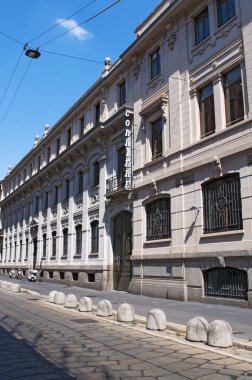 İtalya: Corriere della Sera, en önemli İtalyan günlük gazete, Milano'da Luca Beltrami tarafından tasarlanmış sarayın dış tarihi işaretiyle 1876 yılında kurulan görünümünü 