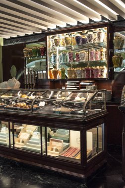 İtalya: 2016 Prada butik Galleria Vittorio Emanuele II'nin içinde Pasticceria MARCHESI, tarihi bir Pastane Milano 1824 beri tezgahta kristal tees açıldı