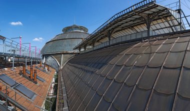 Milan, İtalya: Galleria Vittorio Emanuele II, dünyanın en eski alışveriş merkezlerinden, Highline Galleria, yol üzerine 2015 yılından bu yana açılan yapısı çatılar üzerinden bir kubbe