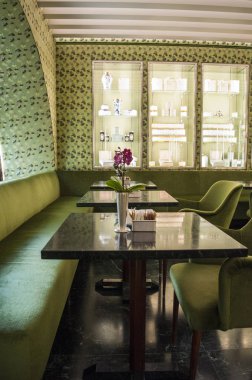 İtalya: 2016 Prada butik alışveriş merkezi Galleria Vittorio Emanuele II'nin içinde Pasticceria MARCHESI, tarihi bir Pastane Milano 1824 beri evin ayrıntılarını açıldı