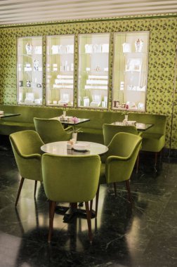 İtalya: 2016 Prada butik alışveriş merkezi Galleria Vittorio Emanuele II'nin içinde Pasticceria MARCHESI, tarihi bir Pastane Milano 1824 beri evin ayrıntılarını açıldı