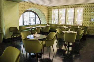 İtalya: 2016 Prada butik alışveriş merkezi Galleria Vittorio Emanuele II'nin içinde Pasticceria MARCHESI, tarihi bir Pastane Milano 1824 beri evin ayrıntılarını açıldı