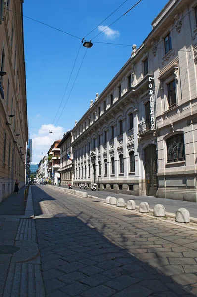 İtalya: Corriere della Sera, en önemli İtalyan günlük gazete, Milano'da Luca Beltrami tarafından tasarlanmış sarayın dış tarihi işaretiyle 1876 yılında kurulan görünümünü 