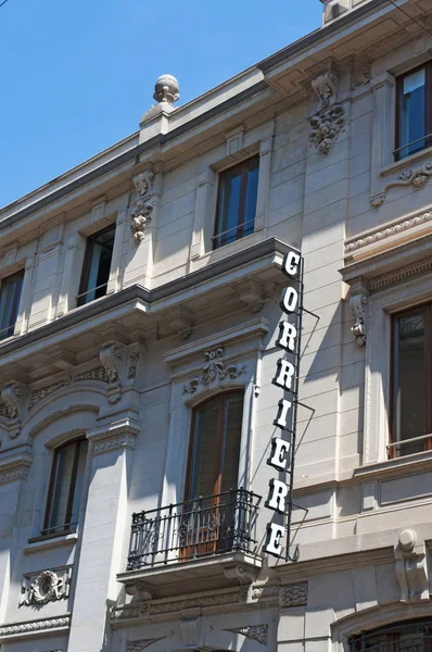 Italien: das historische Zeichen des corriere della sera, der wichtigsten italienischen Tageszeitung, gegründet 1876 in Mailand, an der Außenseite des von Luca Beltrami entworfenen Palastes — Stockfoto