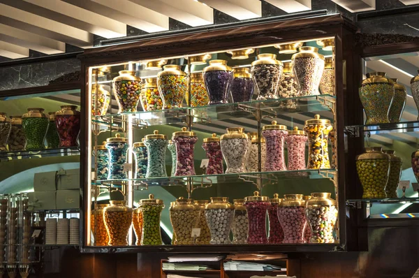 Italie : le tee-shirt en cristal du comptoir de la Pasticceria Marchesi, pâtisserie historique de Milan depuis 1824, ouvert en 2016 dans la boutique Prada de la Galleria Vittorio Emanuele II — Photo