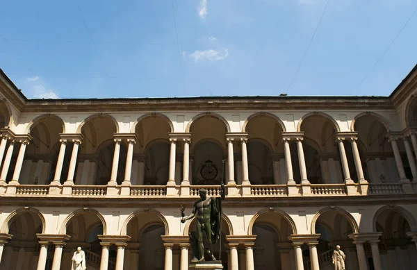 Milan, İtalya: Barış muhafızını Antonio Canova Palazzo Brera, Accademia di yurdu ana avlusunda tarafından Mars gibi Napolyon heykeli Belle Arti di Brera ve Pinacoteca di Brera