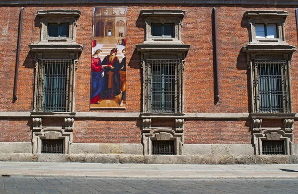 Италия: плакат картины Рафаэля "Свадьба Богородицы" на внешней стороне Палаццо Брера, дворец Пинакотеки ди Брера, главная публичная галерея картин в Милане — стоковое фото