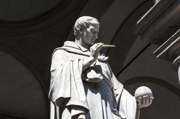 Italien: Denkmal für den Mathematiker bonaventura cavalieri, Skulptur von Giovanni antonio labus im Innenhof des Palazzo brera, Heimat der Brera Kunstgalerie in Mailand — Stockfoto