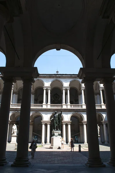 Mailand, Italien: die Statue von Napoleon als Mars der Friedensstifter von Antonio Canova im Innenhof des Palazzo Brera, Sitz der Accademia di belle arti di brera und der Pinacoteca di brera — Stockfoto