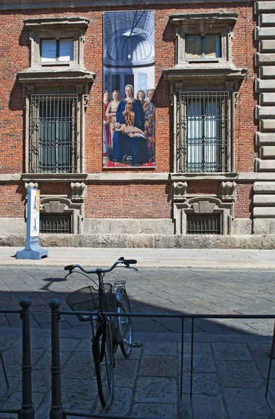 Italië: poster van het Brera Madonna, schilderij door Piero della Francesca, op de buitenkant van Palazzo Brera, Paleis huisvesting de Pinacoteca di Brera, belangrijkste openbare galerij voor schilderijen in Milaan — Stockfoto