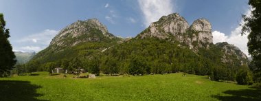 İtalya: Mello vadinin, Val di Mello, granit dağlar ve Orman ağaçları ile çevrili bir Yeşil Vadi Panorama görüş küçük İtalyan Yosemite Vadisi'nden Doğa severler tarafından değiştirildi.