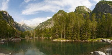 İtalya: Mello Valley, Val di Mello, granit dağlar ve Orman ağaçları ile çevrili bir Yeşil Vadi dağ gölü görünümünü İtalyan Yosemite Vadisi'nden Doğa severler tarafından değiştirildi.