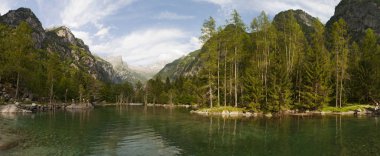 İtalya: Mello Valley, Val di Mello, granit dağlar ve Orman ağaçları ile çevrili bir Yeşil Vadi dağ gölü görünümünü İtalyan Yosemite Vadisi'nden Doğa severler tarafından değiştirildi.