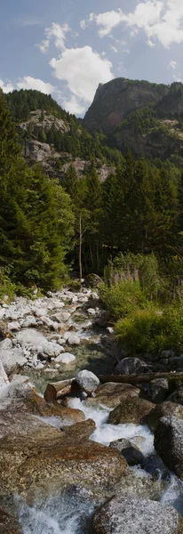 Italië: kreek en rotsen van de vallei van de Mello, Val di Mello, een groene vallei, omgeven door granieten bergen en bos bomen, omgedoopt tot de kleine Italiaanse Yosemite vallei door de minnaars van de aard — Stockfoto