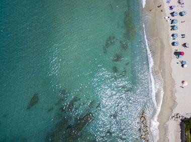  Kano, tekneler ve şemsiye ile bir plaj havadan görünümüdür. Ricadi, Capo Vaticano. Calabria, İtalya