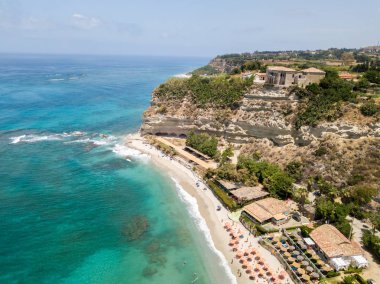 Ricadi Beach, kule Marino, Vatikan, promontory havadan görünümü, uçurumlar ve kum bakış. Yaz tatillerini Calabria, İtalya