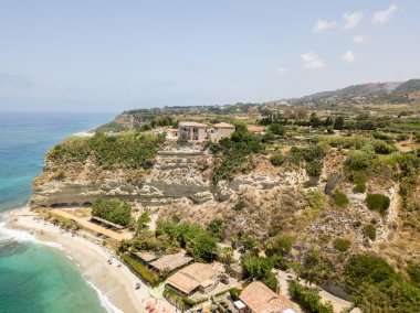Ricadi Beach, kule Marino, Vatikan, promontory havadan görünümü, uçurumlar ve kum bakış. Yaz tatillerini Calabria, İtalya