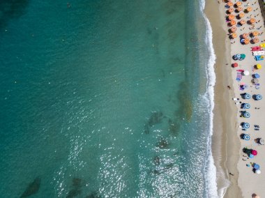  Kano, tekneler ve şemsiye ile bir plaj havadan görünümüdür. Ricadi, Capo Vaticano. Calabria, İtalya