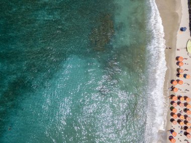  Kano, tekneler ve şemsiye ile bir plaj havadan görünümüdür. Ricadi, Capo Vaticano. Calabria, İtalya