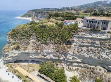 Ricadi Beach, kule Marino, Vatikan, promontory havadan görünümü, uçurumlar ve kum bakış. Yaz tatillerini Calabria, İtalya