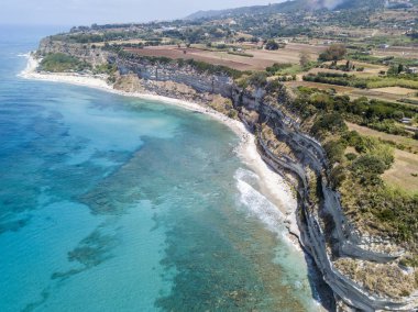 Burun, sahil, cliff, deniz, Ricadi, Cape Vaticano, Calabria bakan sarp kayalığın. İtalya