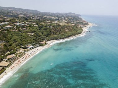 Cennet Sub, denize bakan promontory ile plaj. Zambrone, Calabria, İtalya. Dalış dinlenme ve yaz tatil. İtalyan kıyıları, plajları ve kayalar. Havadan görünümü