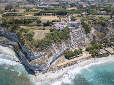 Ricadi Beach, kule Marino, Vatikan, promontory havadan görünümü, uçurumlar ve kum bakış. Yaz tatillerini Calabria, İtalya