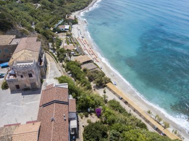 Ricadi Beach, kule Marino, Vatikan, promontory havadan görünümü, uçurumlar ve kum bakış. Yaz tatillerini Calabria, İtalya