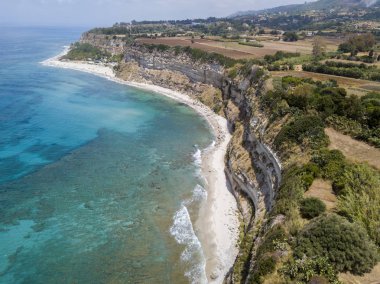 Burun, sahil, cliff, deniz, Ricadi, Cape Vaticano, Calabria bakan sarp kayalığın. İtalya