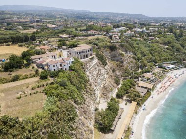 Ricadi Beach, kule Marino, Vatikan, promontory havadan görünümü, uçurumlar ve kum bakış. Yaz tatillerini Calabria, İtalya