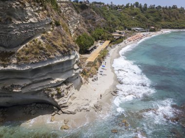 Ricadi Beach, kule Marino, Vatikan, promontory havadan görünümü, uçurumlar ve kum bakış. Yaz tatillerini Calabria, İtalya