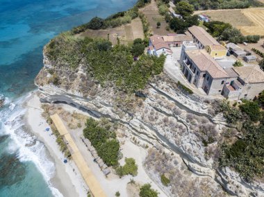 Ricadi Beach, kule Marino, Vatikan, promontory havadan görünümü, uçurumlar ve kum bakış. Yaz tatillerini Calabria, İtalya