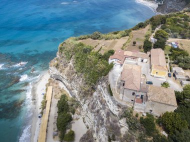 Ricadi Beach, kule Marino, Vatikan, promontory havadan görünümü, uçurumlar ve kum bakış. Yaz tatillerini Calabria, İtalya
