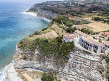Ricadi Beach, kule Marino, Vatikan, promontory havadan görünümü, uçurumlar ve kum bakış. Yaz tatillerini Calabria, İtalya