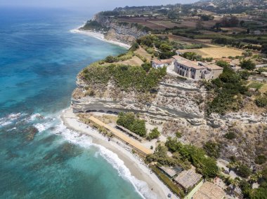 Ricadi Beach, kule Marino, Vatikan, promontory havadan görünümü, uçurumlar ve kum bakış. Yaz tatillerini Calabria, İtalya